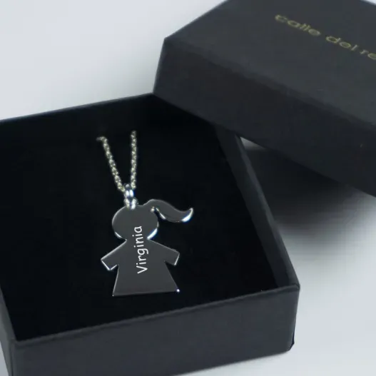 Colgante de plata querub&iacute;n chica personalizado (Detalle de presentación)