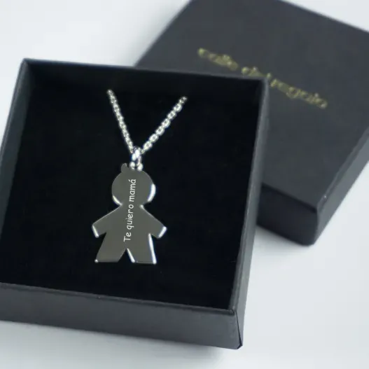 Colgante de plata querub&iacute;n chico grabado (Detalle de presentación)