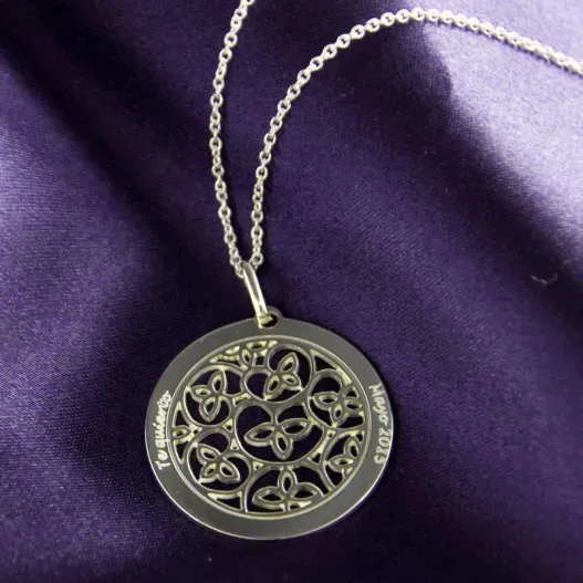 Colgante de plata roset&oacute;n personalizado (Detalle de presentación)