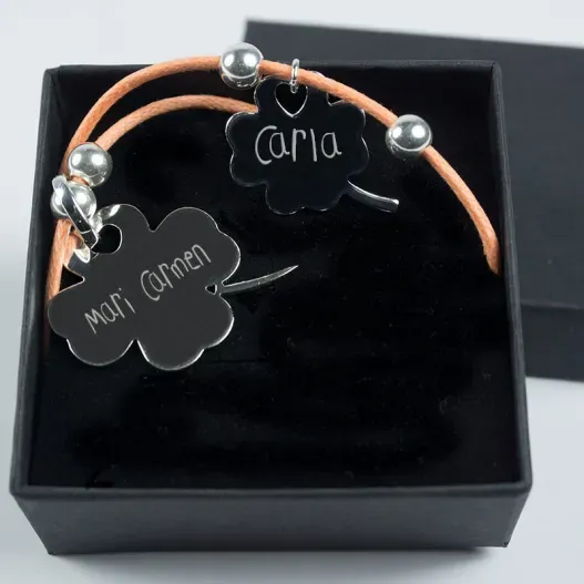 Colgante tr&eacute;bol madre e hija personalizado (Detalle de presentación)