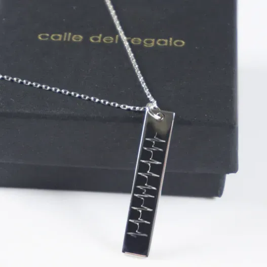 Colgante vertical personalizado 'Latidos' (Idea de regalo original)