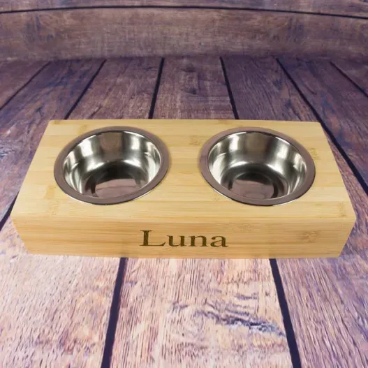 Comedero de bamb&uacute; para mascota personalizado (Detalle de presentación)