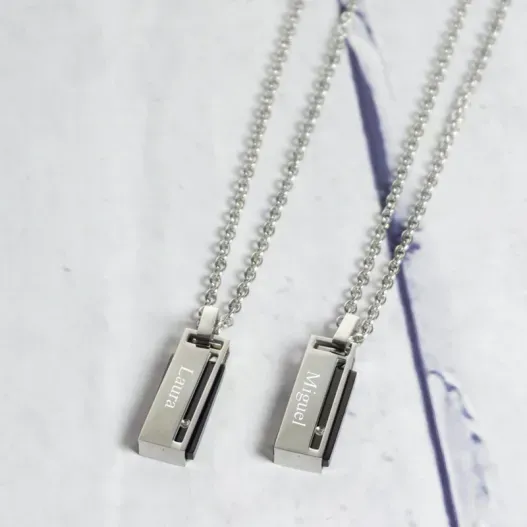 Conjunto de colgantes personalizados para pareja (Vista alternativa)