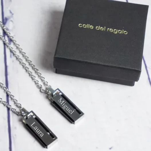 Conjunto de colgantes personalizados para pareja (Detalle de presentación)