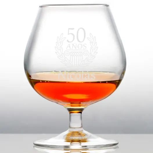 Copa de Co&ntilde;ac grabada para cumplea&ntilde;os