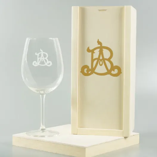 Copa de vino con monograma grabado (Detalle de presentación)