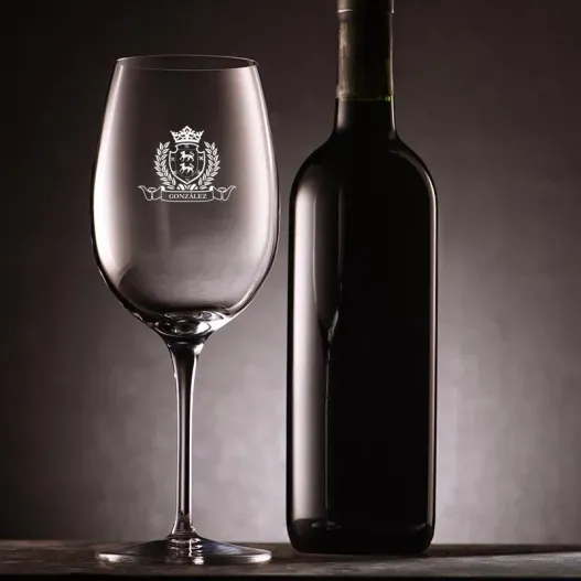 Copa de vino con un escudo grabado