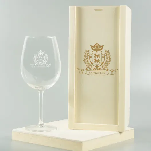 Copa de vino con un escudo grabado (Idea de regalo original)