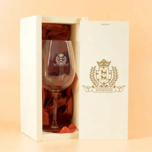 Copa de vino con un escudo grabado (Detalle de presentación)