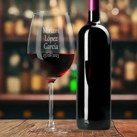 Copa de vino grabada (Detalle de presentación)