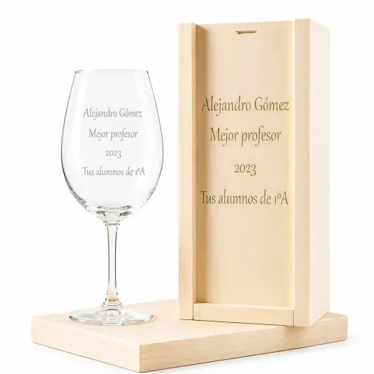 Copa de vino grabada (Foto de cerca)