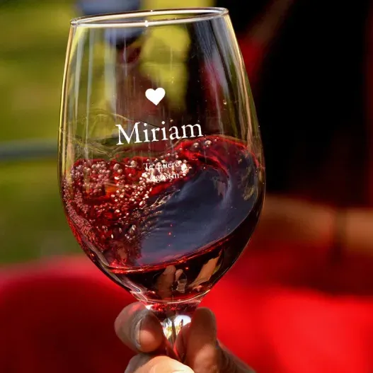 Copa de vino grabada con coraz&oacute;n (Foto de catálogo)