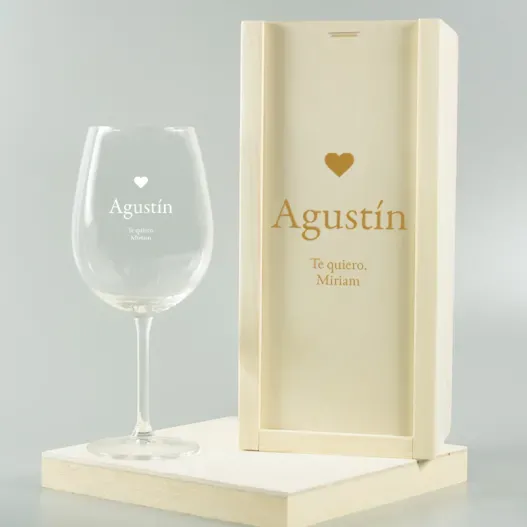 Copa de vino grabada con coraz&oacute;n (Foto de cerca)