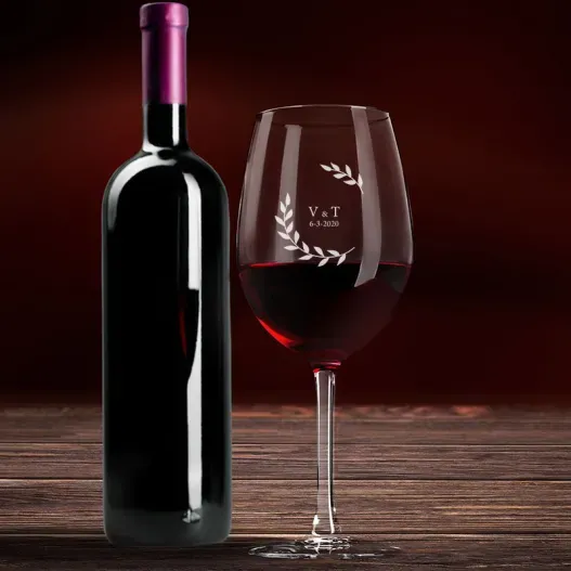Copa de vino grabada con monograma (Detalle de presentación)