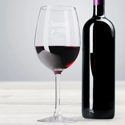 Copa de vino grabada cumplea&ntilde;os (Idea de regalo original)