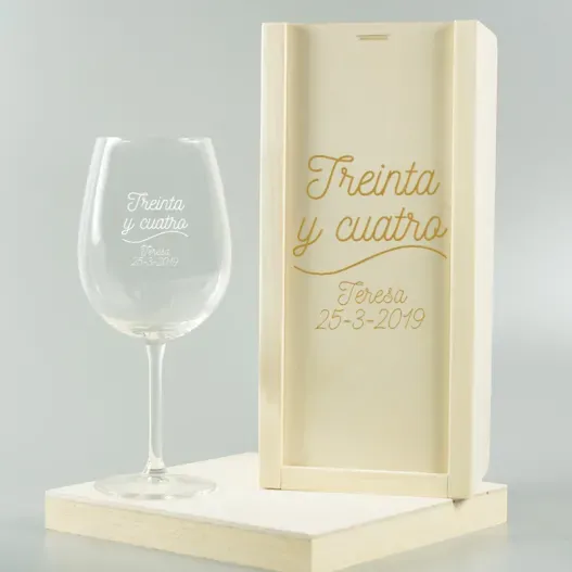 Copa de vino grabada cumplea&ntilde;os (Detalle de presentación)