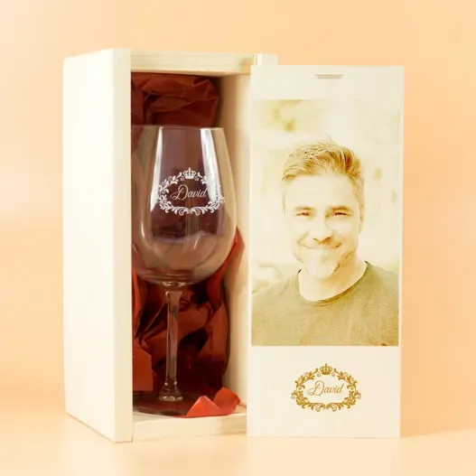 Copa de vino grabada en caja de madera con foto