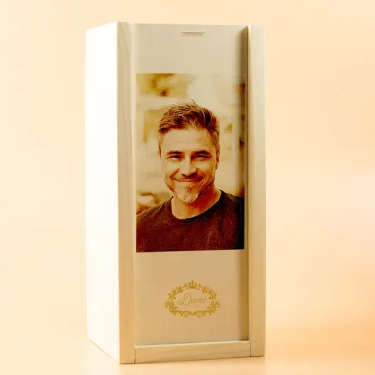 Copa de vino grabada en caja de madera con foto (Detalle de presentación)