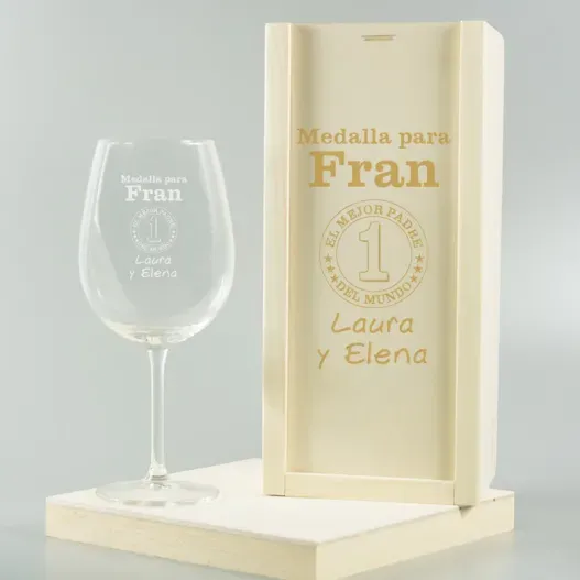 Copa de vino grabada 'Medalla al mejor pap&aacute;' (Detalle de presentación)