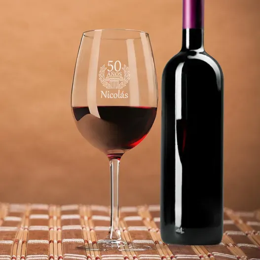 Copa de vino grabada para cumplea&ntilde;os (Vista secundaria)