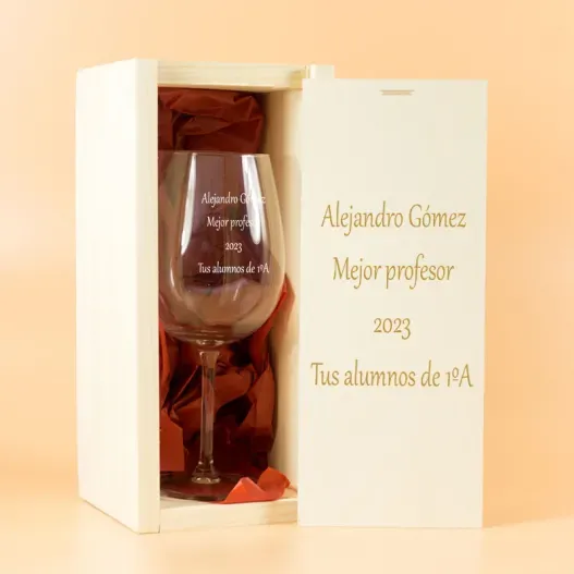 Copa de vino grabada para profesor (Detalle de presentación)