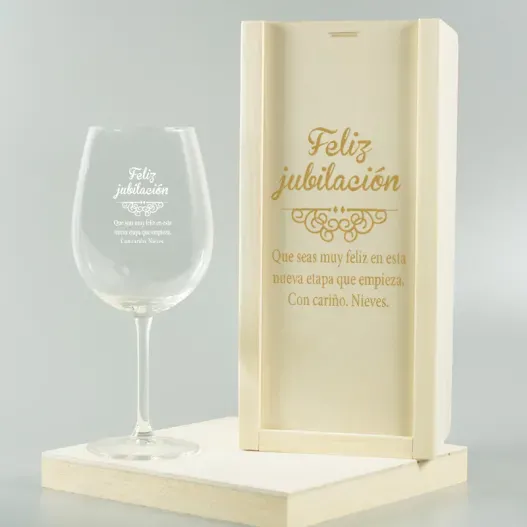 Copa de vino regalo para jubilaci&oacute;n (Foto de cerca)