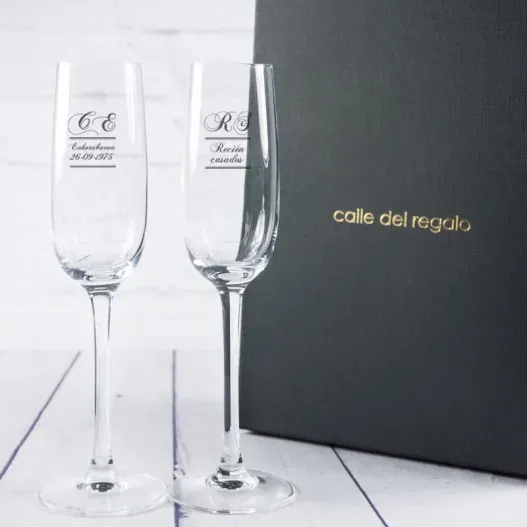 Copas de cava iniciales grabadas (Detalle de presentación)