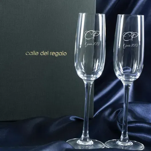 Copas de cava con iniciales grabadas (Detalle de presentación)