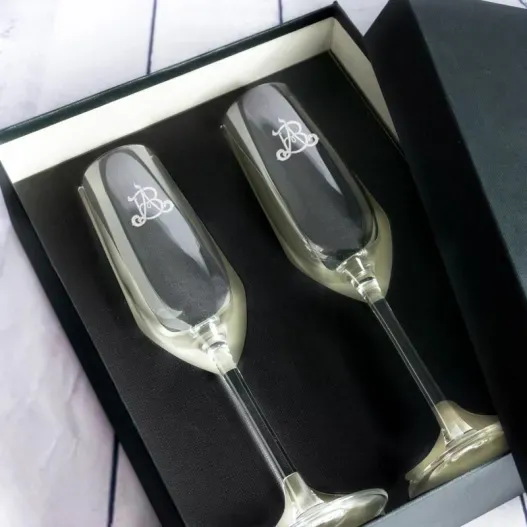 Copas de cava con monograma grabado (Detalle de presentación)