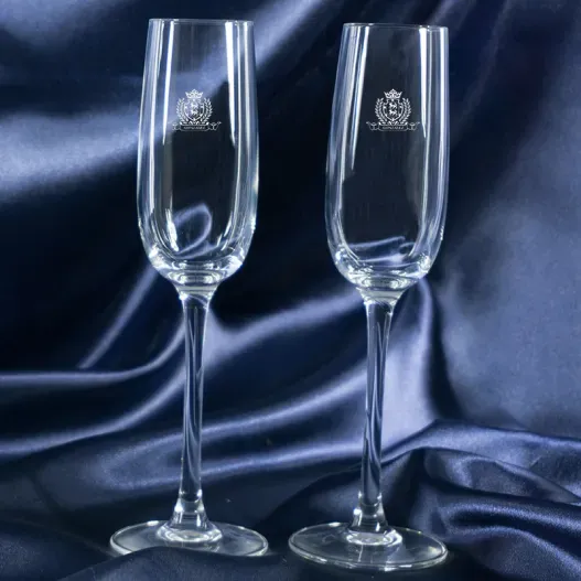 Copas de cava con un escudo grabado (Idea de regalo original)