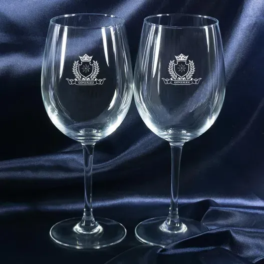 Copas de vino con un escudo grabado