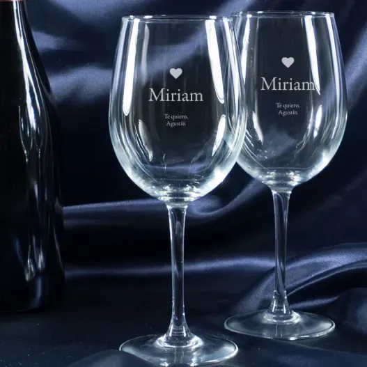 Copas de vino grabadas con coraz&oacute;n (Foto de catálogo)