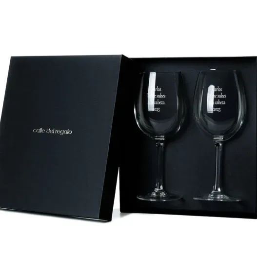 Copas de vino grabadas con mensaje (Detalle de presentación)