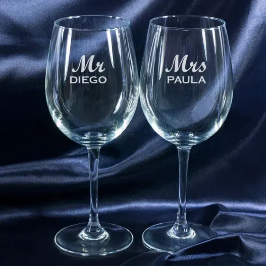 Copas de vino grabadas Mr y Mrs (Detalle de presentación)