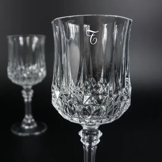 Copas de vino talladas grabadas con inicial (Vista alternativa)
