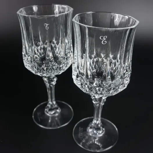 Copas de vino talladas grabadas con inicial (Idea de regalo original)
