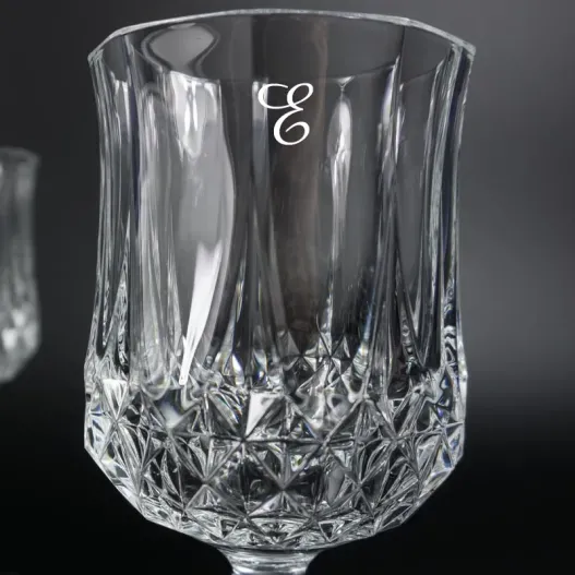 Copas de vino talladas grabadas con inicial (Detalle de presentación)