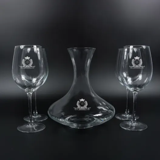 Copas de vino y decantador con escudo (Vista alternativa)