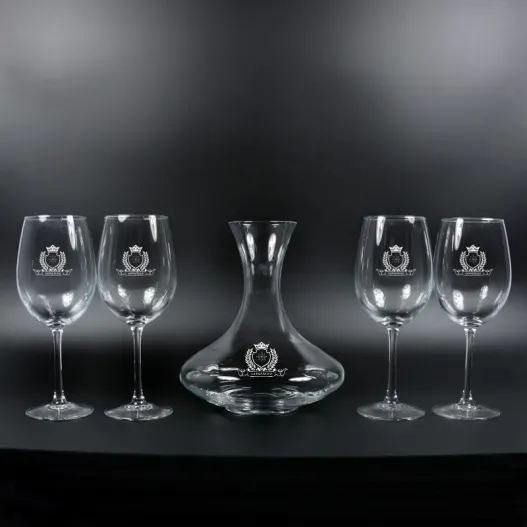 Copas de vino y decantador con escudo (Detalle de presentación)