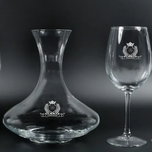 Copas de vino y decantador con escudo