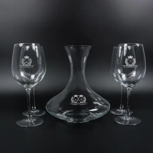 Copas y decantador con dos escudos