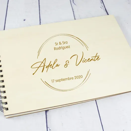 Cuaderno de madera para pareja grabada (Detalle de presentación)