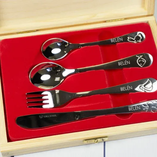 Cubiertos infantiles personalizados en caja de madera (Foto de cerca)