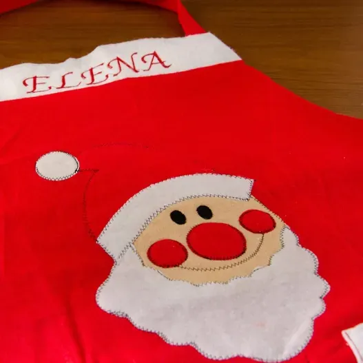 Delantal de Pap&aacute; N&ouml;el bordado (Detalle de presentación)