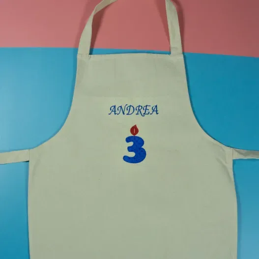 Delantal infantil BIO bordado (Foto de catálogo)
