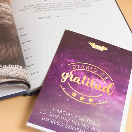 Diario de Gratitud con tarjeta personalizada (Vista alternativa)