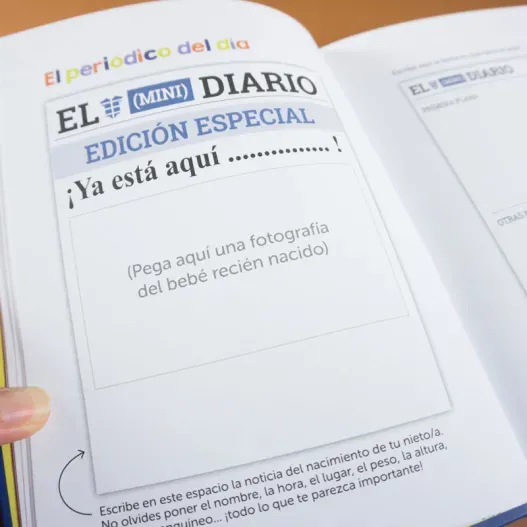 Diario de una abuela feliz con tarjeta personalizada (Detalle de presentación)