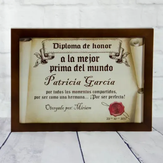Diploma pergamino a la mejor prima (Detalle de presentación)