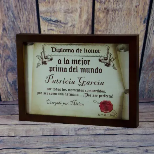 Diploma pergamino a la mejor prima (Foto de catálogo)