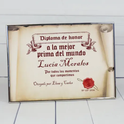 Diploma pergamino a la mejor prima (Vista alternativa)